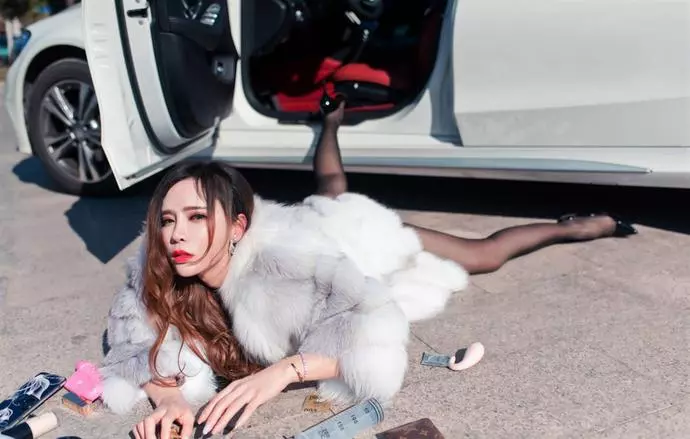 賓士女司機炫富摔!掉貂皮大衣下的衣服讓全網暴動!網友:摔出的東西成功搶鏡!