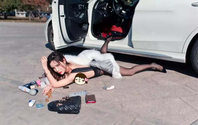 賓士女司機炫富摔!掉貂皮大衣下的衣服讓全網暴動!網友:摔出的東西成功搶鏡!
