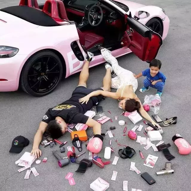 賓士女司機炫富摔!掉貂皮大衣下的衣服讓全網暴動!網友:摔出的東西成功搶鏡!