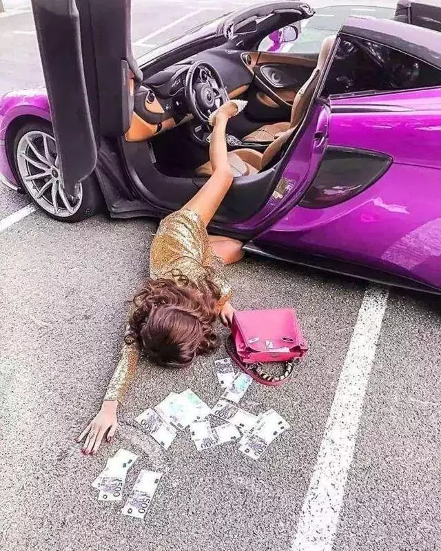 賓士女司機炫富摔!掉貂皮大衣下的衣服讓全網暴動!網友:摔出的東西成功搶鏡!