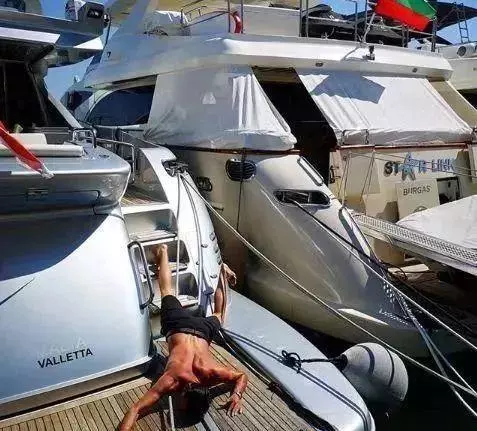 賓士女司機炫富摔!掉貂皮大衣下的衣服讓全網暴動!網友:摔出的東西成功搶鏡!