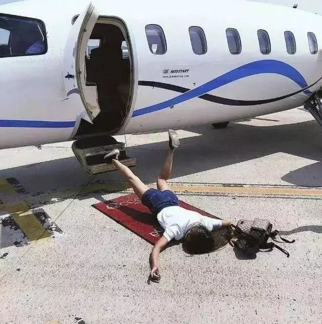 賓士女司機炫富摔!掉貂皮大衣下的衣服讓全網暴動!網友:摔出的東西成功搶鏡!