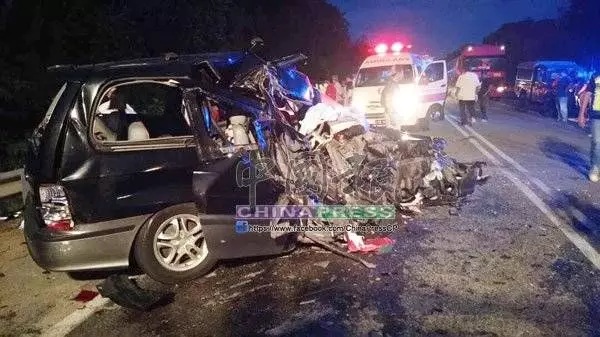轟動新聞 雲頂回途遇死神 一家6口天倫被毀 長途巴士休旅車相撞 媽媽當場死亡 R.I.P