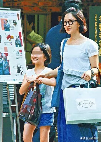 她是第一個視後,54歲仍被影帝老公寵成公主