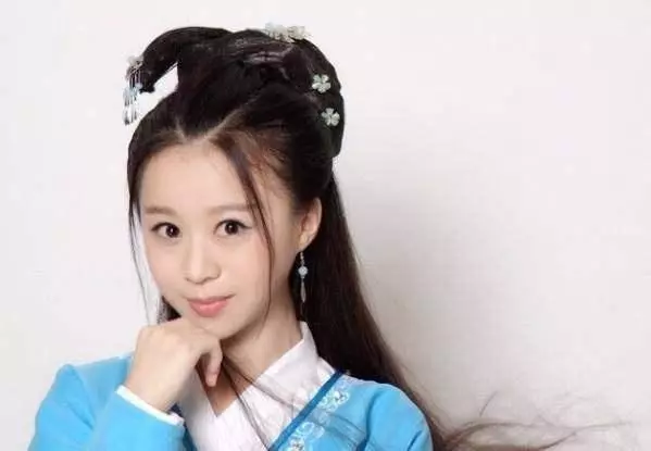 6歲出道因和林心如搭檔飾演皇后走紅,如今21歲的她長成這樣