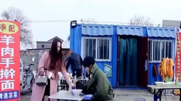 相親對象月薪超過十萬,卻帶我吃路邊攤約會!結帳時的一個小舉動讓我決定嫁他!