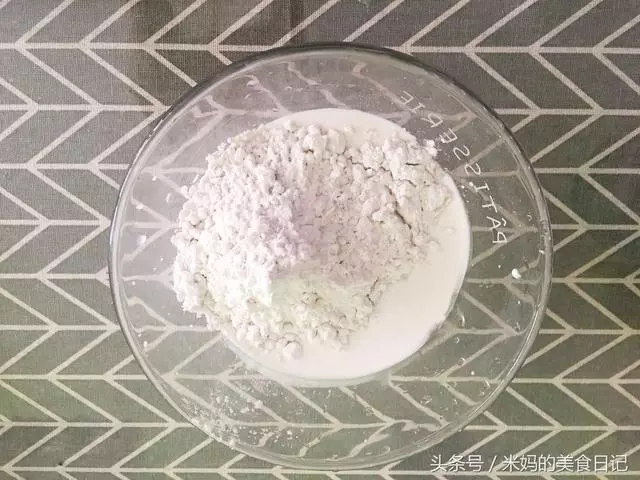 紫薯千層糕做法太簡單了,攪一攪,蒸一蒸,爽口彈牙又營養健康