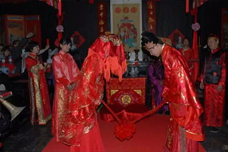 母親收留女乞丐,給她吃的認她做兒媳,兩年後乞丐消失,卻救了全村人的命