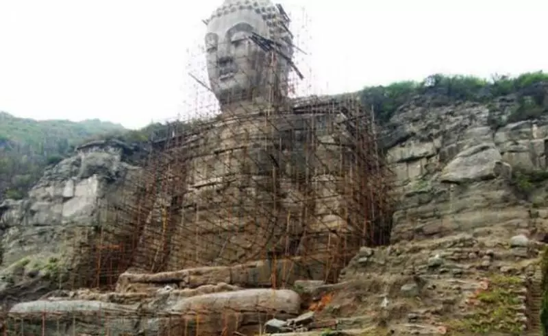 世界上最早的石刻大佛:武則天為它披袈裟,神秘消失600年後再現人間!