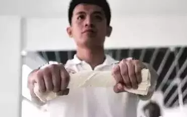媽媽把濕毛巾綁在孩子的腿上,簡單的自療法,有孩子的必須看!