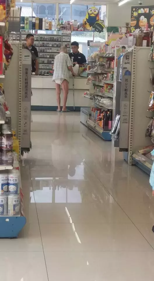 她看到失智症老爺爺走進超商後「店員的態度明顯不一樣」,下一秒拍到的畫面讓大家都被暖哭了!