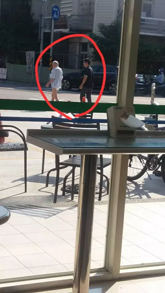 她看到失智症老爺爺走進超商後「店員的態度明顯不一樣」,下一秒拍到的畫面讓大家都被暖哭了!