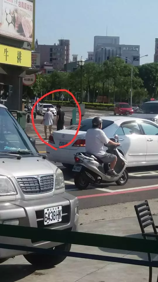 她看到失智症老爺爺走進超商後「店員的態度明顯不一樣」,下一秒拍到的畫面讓大家都被暖哭了!