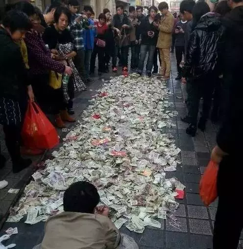 乞丐當眾「灑出鈔票山丘」被嗆有錢還乞討!他接著「開口說出4個字」大家搶著捐錢!