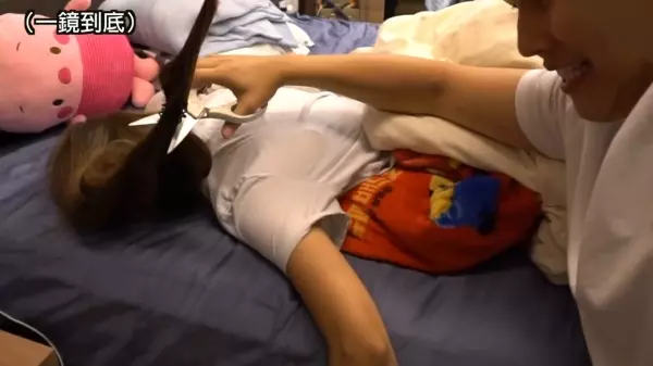 超壞!趁女友熟睡直接剪掉她的10年長髮,清醒後心情超崩潰!男友卻用一招讓她馬上消氣~