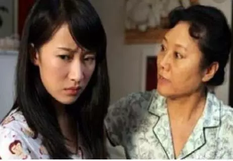 連生了2個女兒,坐月子自己做飯,15歲小姑子來一趟,她砸了婆家
