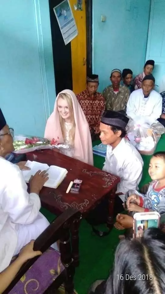 人生勝利組!印尼男子與「極品英國正妹」的結婚照在臉書被瘋傳,一票網友「羨慕忌妒恨」!