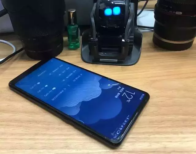 有了這個超蠢萌小機器人,我連貓都不擼了