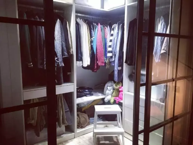 這對夫妻買下「好窄」老房讓家人都傻眼,但他們最後卻改造大成功連獨立衣帽間也做出來!
