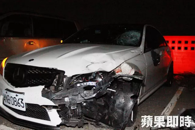 驚悚畫面!18歲高職生撞死人 擁2輛賓士跑車愛搶快