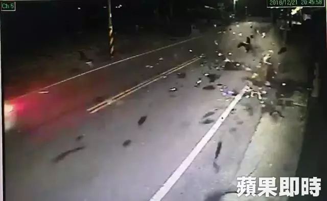 驚悚畫面!18歲高職生撞死人 擁2輛賓士跑車愛搶快