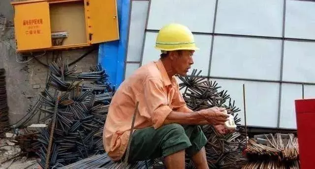 民工撿錢包苦苦等待3小時,女白領拿回錢匆匆離去,第二天進工地,他愣了!