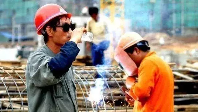 民工撿錢包苦苦等待3小時,女白領拿回錢匆匆離去,第二天進工地,他愣了!