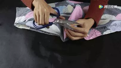 舊枕頭套剪一個小孔,放在衣櫃裡,幫你省下不少錢!