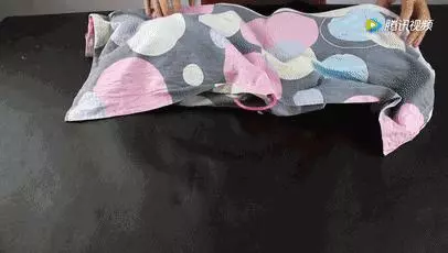 舊枕頭套剪一個小孔,放在衣櫃裡,幫你省下不少錢!