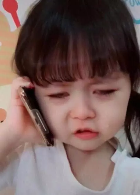 被媽媽教訓後,3歲女兒撥通爸爸的電話,淚汪汪的「投訴語音」讓人笑噴 !