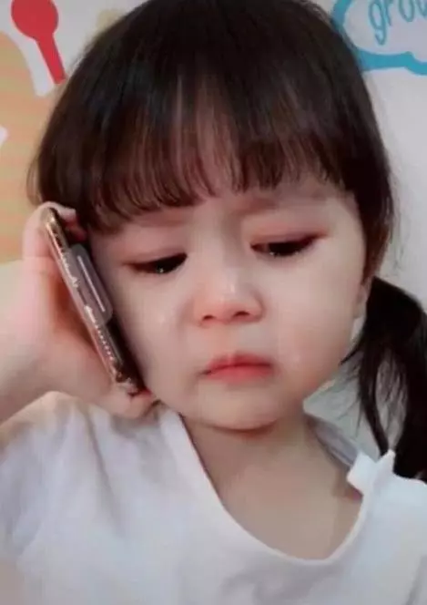 被媽媽教訓後,3歲女兒撥通爸爸的電話,淚汪汪的「投訴語音」讓人笑噴 !