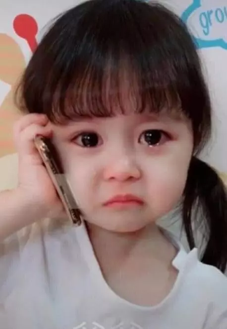 被媽媽教訓後,3歲女兒撥通爸爸的電話,淚汪汪的「投訴語音」讓人笑噴 !