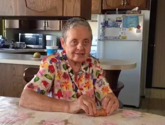 86歲老婆婆院子種菜,發現「戴戒指的胡蘿蔔」,拿起看清後高興壞了