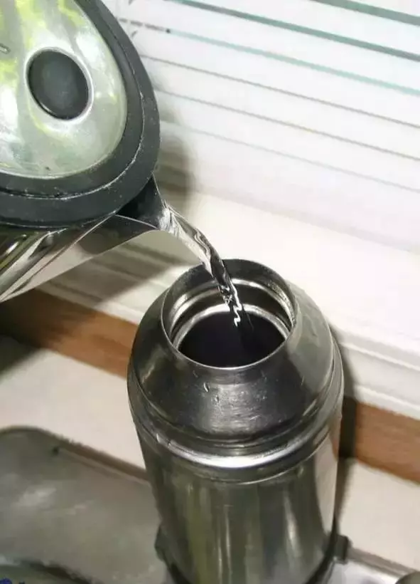 廚房髒抹布加點這個,幾分鐘不用洗也變成新的!趕緊學~