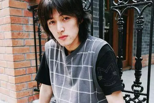 阮經天18歲,鍾漢良18歲,梁朝偉18歲,古天樂18歲,林志穎18歲,都比不過他的18歲!