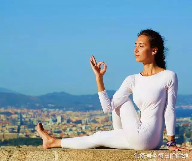女人常練這個動作,幫助「消除腰上贅肉」,還能疏通筋絡,身體更柔軟顯瘦