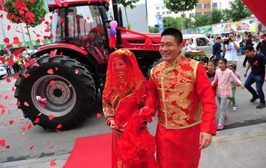 婆婆說房子漏水, 我給轉帳兩萬, 回婆家一趟, 進門我愣住了