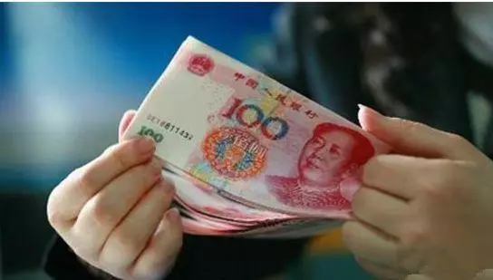 和閨蜜出門逛街,老公給我1000塊,回來路上碰到一個人,我傻住了