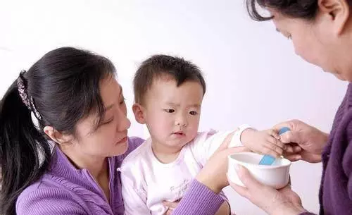 六歲女兒晚上常去婆婆房間,我覺得不對勁,走過去偷看,氣得踹門