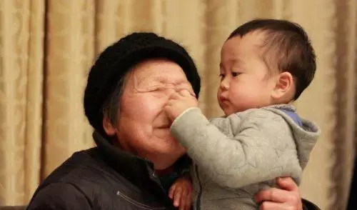 六歲女兒晚上常去婆婆房間,我覺得不對勁,走過去偷看,氣得踹門