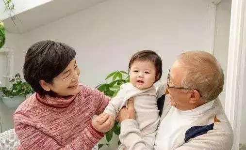 六歲女兒晚上常去婆婆房間,我覺得不對勁,走過去偷看,氣得踹門