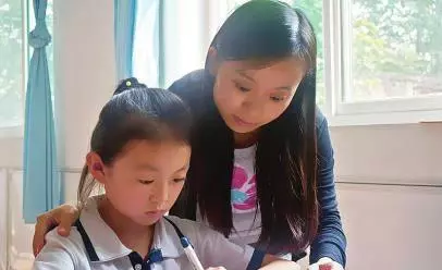 六歲女兒晚上常去婆婆房間,我覺得不對勁,走過去偷看,氣得踹門