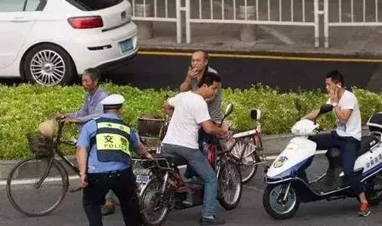禁摩令應不應該解除?面對日益擁堵的交通,解除的呼聲越來越高