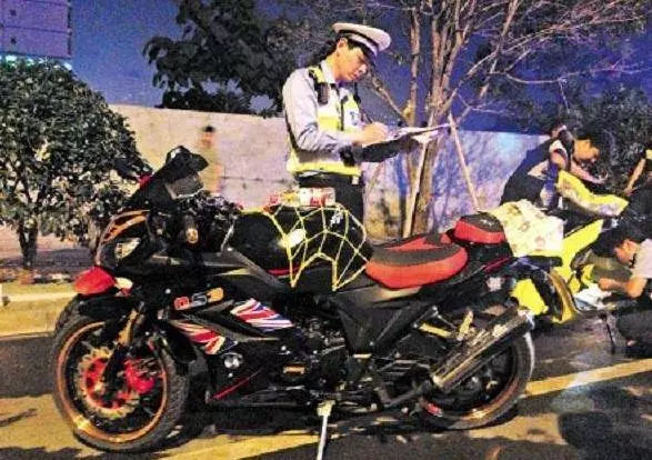 禁摩令應不應該解除?面對日益擁堵的交通,解除的呼聲越來越高