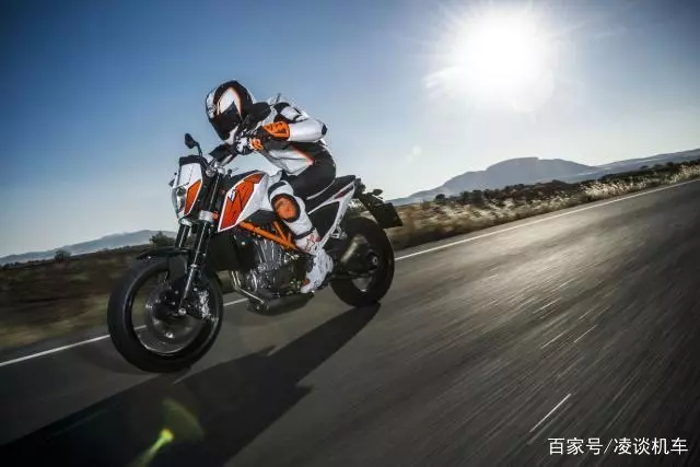 單缸摩托車中的典範,提速狂甩黃龍600,老摩友:這才叫機車!