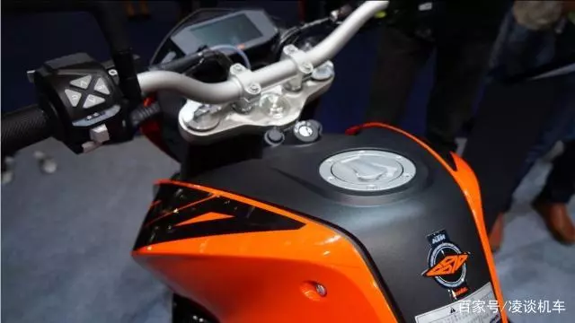 單缸摩托車中的典範,提速狂甩黃龍600,老摩友:這才叫機車!