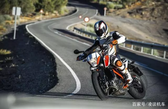 單缸摩托車中的典範,提速狂甩黃龍600,老摩友:這才叫機車!