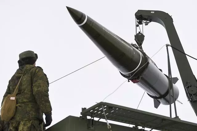 俄動用美軍禁止新飛彈,突防200公里摧毀指揮大樓,上百人被埋
