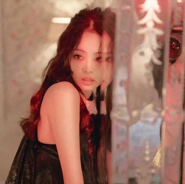 BLACKPINK金智妮INS秀畫報,資源好到沒話說,粉絲質疑公司偏心!