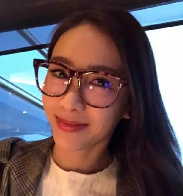47歲黎姿曬自拍戴老花鏡,網友:依然美得很有辨識度